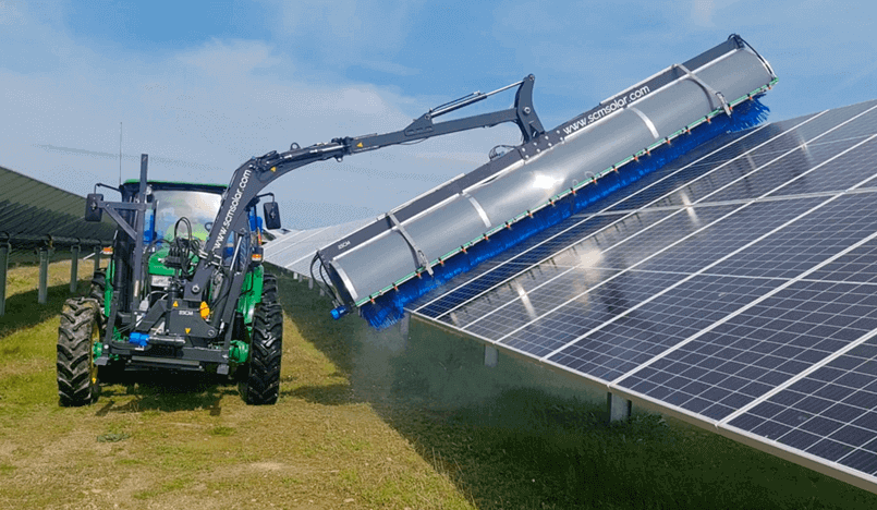 Moraleja solar, limpieza de parques solares con brazos hidráulicos SCM SOLAR