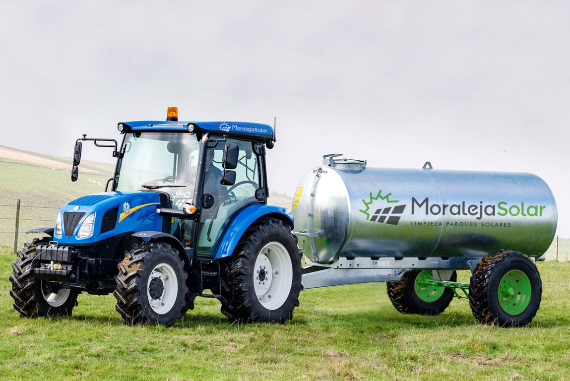 Tractor con cuba de agua Moraleja Solar