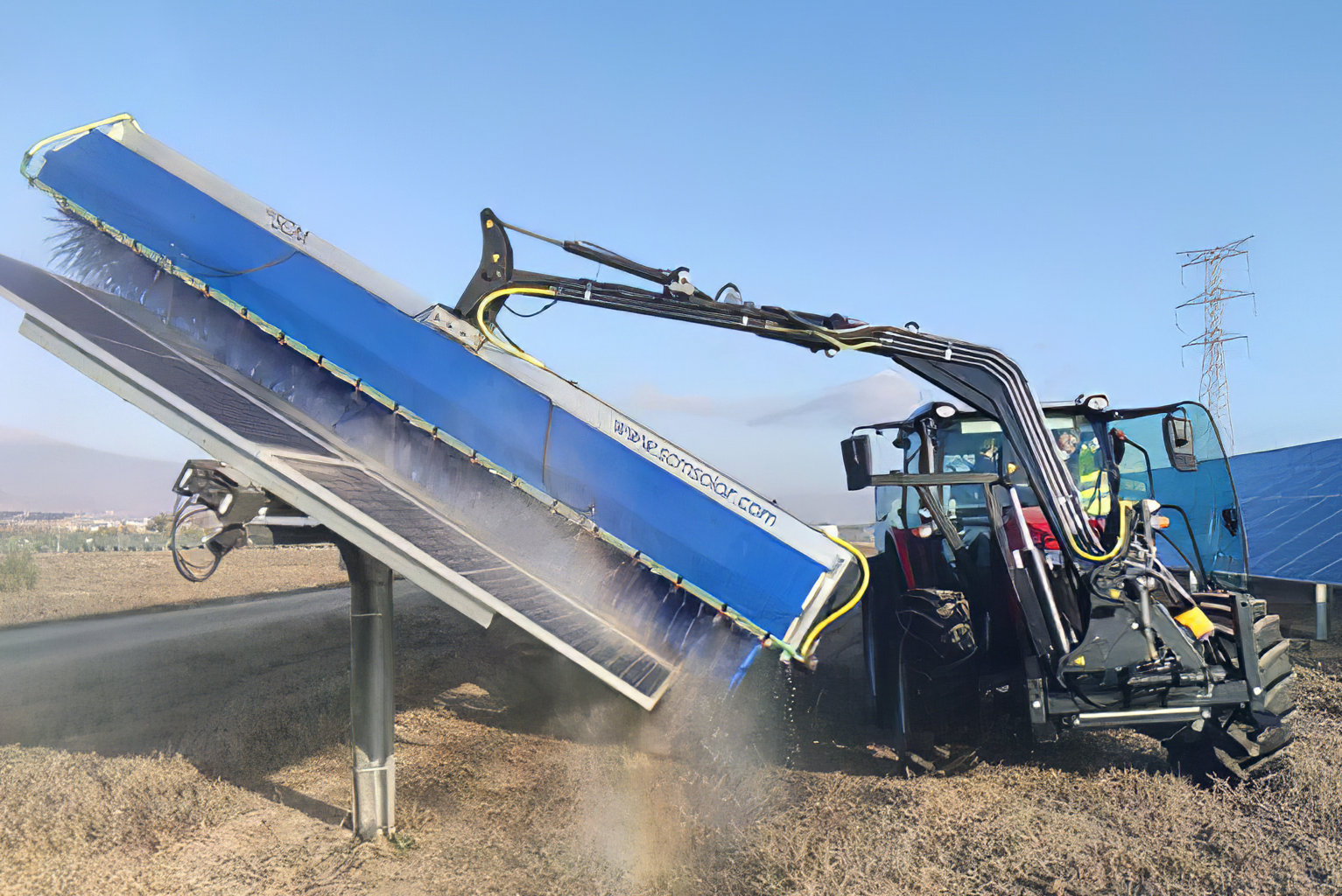 Moraleja solar, limpieza de parques solares con brazos hidráulicos SCM SOLAR